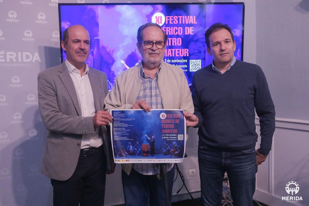Marín, Martínez y Vélez, en la presentación del festival amateur, este lunes en Mérida.