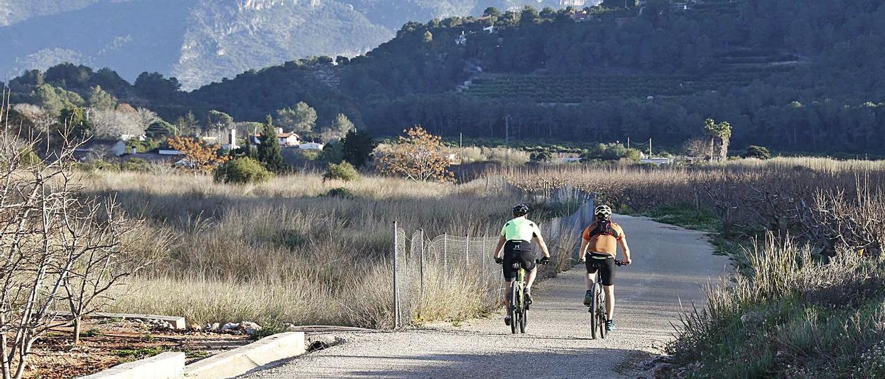 Dos ciclistas transitan por la vía verde en el valle de Aguas Vivas en una foto de archivo. | VICENT M. PASTOR