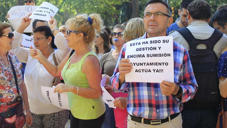 Usuarios y trabajadores del polideportivo protestaron ante el Ayuntamiento la pasada semana.