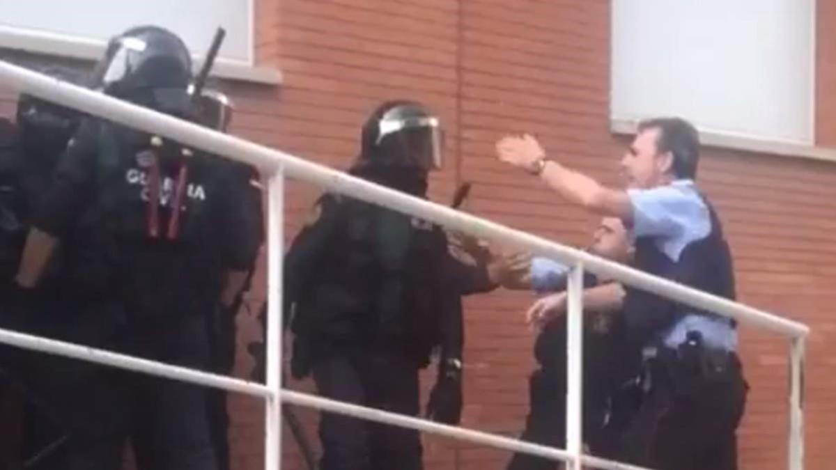 Antidisturbios de la Guardia Civil apartan y golpean a dos agentes de los Mossos en Sant Joan de Vilatorrada