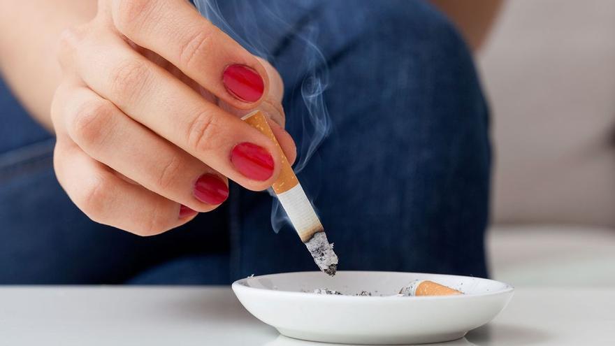 Les dones tenen més dificultats per deixar de fumar, segons un estudi