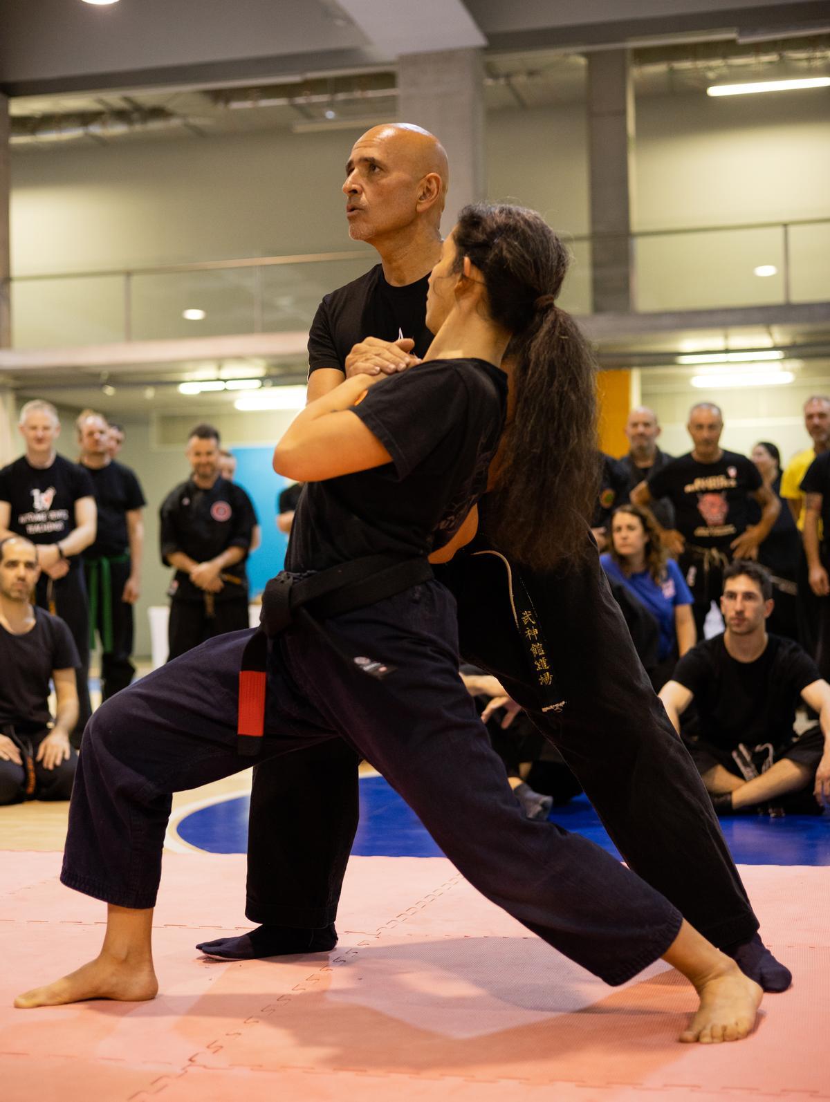 El teldense practica una técnica junto a una alumna.