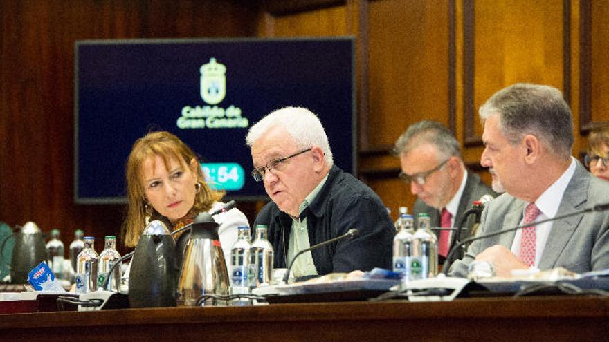 Inés Jiménez y Carmelo Ramírez, ayer en el pleno del Cabildo.