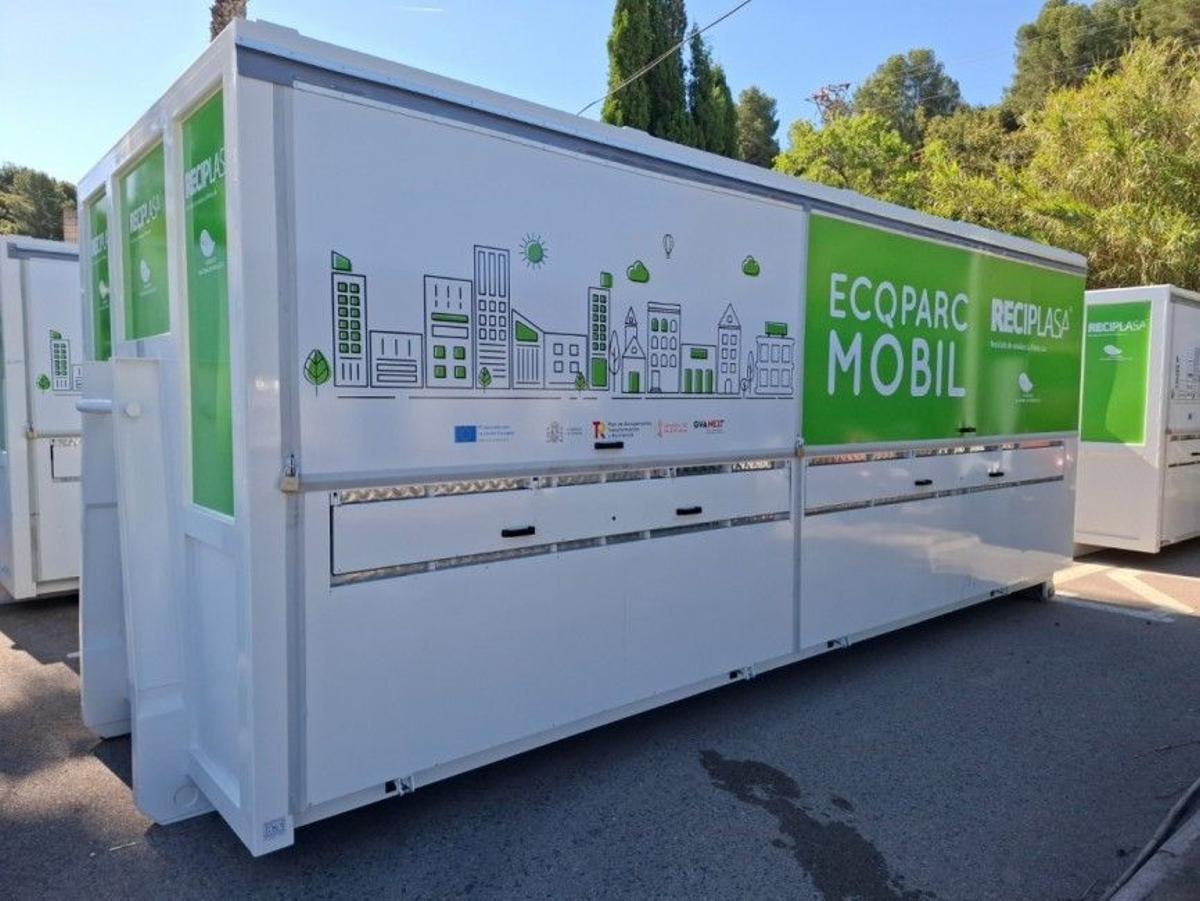 Los nuevos ecoparques móviles de Reciplasa ya preparados para su puesta en marcha.