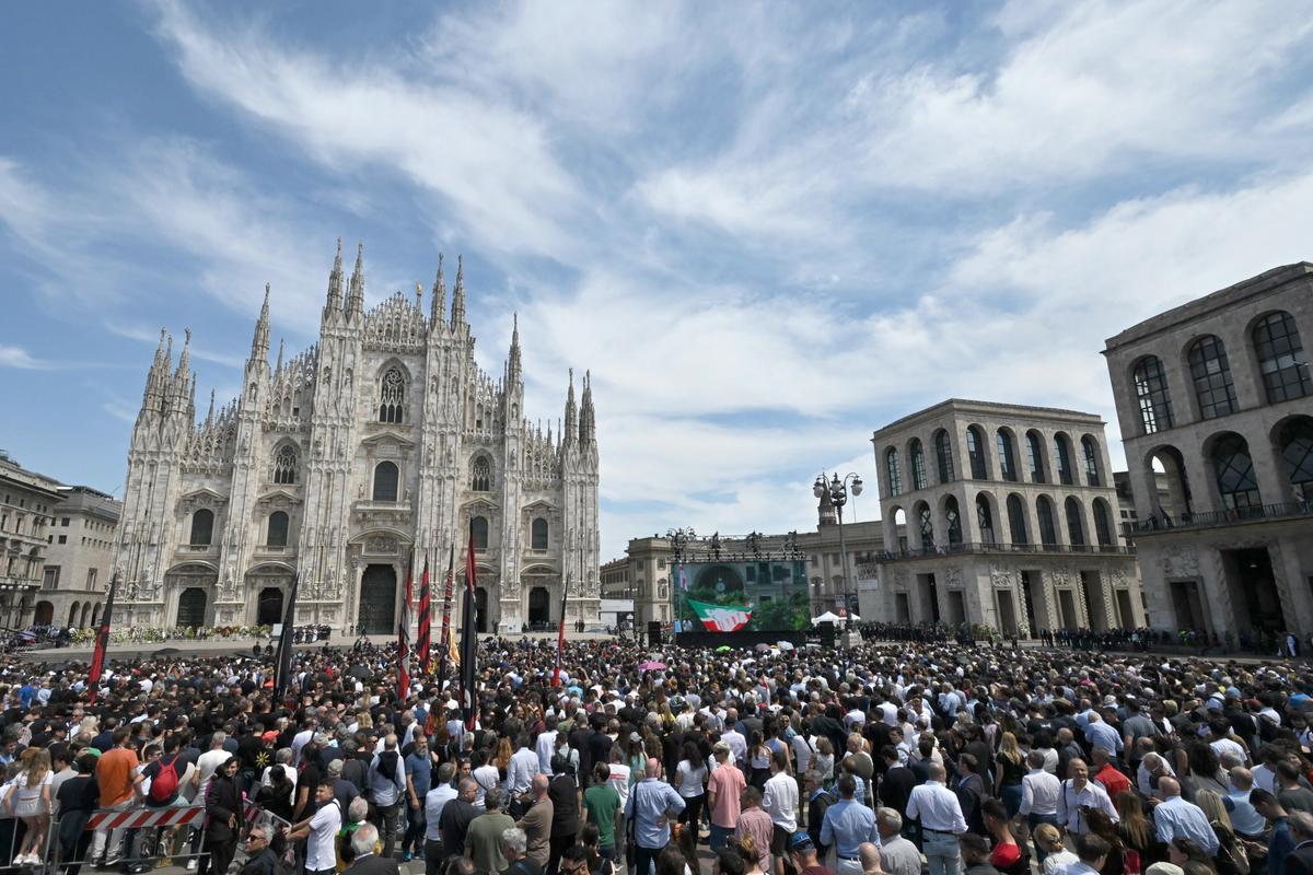 Milan (Italy), 14/06/2023.- A general view of Piazza del Duomo and the Milan Cathedral (Duomo) ahead of the state funeral for Italy’s former prime minister and media mogul Silvio Berlusconi, in Milan, northern Italy, 14 June 2023. Silvio Berlusconi died at the age of 86 on 12 June 2023 at Milan’s San Raffaele hospital. The Italian media tycoon and Forza Italia (FI) party founder, dubbed as ’Il Cavaliere’ (The Knight), served as prime minister of Italy in four governments. The Italian government has declared 14 June 2023 a national day of mourning. (Italia) EFE/EPA/CIRO FUSCO