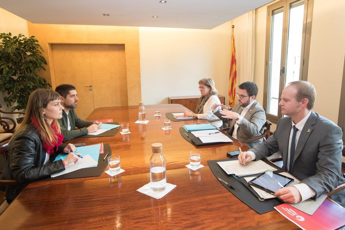 GRAFCAT651. BARCELONA, 29/11/2018.- La presidenta del grupo parlamentario Catalunya en Comú Podem, Jessica Albiach (i), y su compañero, el diputado David Cid (2i), se han reunido con el vicepresidente de la Generalitat y conseller de Economía, Pere Aragonés (2d), la secretaria de Presidència, Meritxell Massó (3i), y el secretario general de Economía, Albert Castellanos (d), durante la reunión que han mantenido Generalitat y los comunes para abordar los presupuestos de la Generalitat, una negociación que los comunes afrontan sin líneas rojas pero sin renuncias y en la que plantean una reforma fiscal. EFE/Marta Pérez