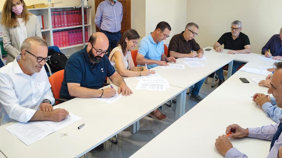 Un momento de la firma definitiva del convenio del campo, este viernes en Mérida.