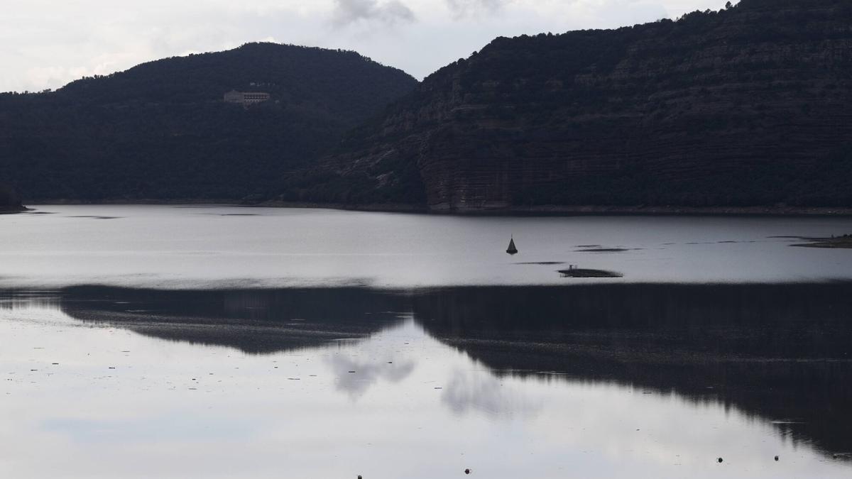 El pantano de Sau tras las últimas lluvias, con el campanario casi cubierto por el agua
