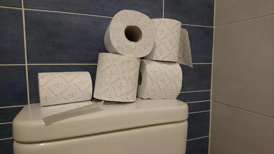 Meter papel higiénico con vinagre: el secreto efectivo que cada vez hace más gente