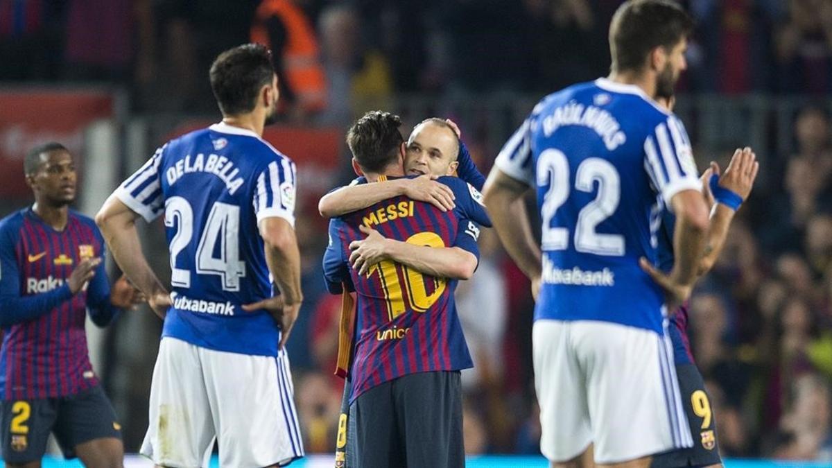 Leo Messi se despide de Andrés Iniesta durante el Barça-Real Sociedad