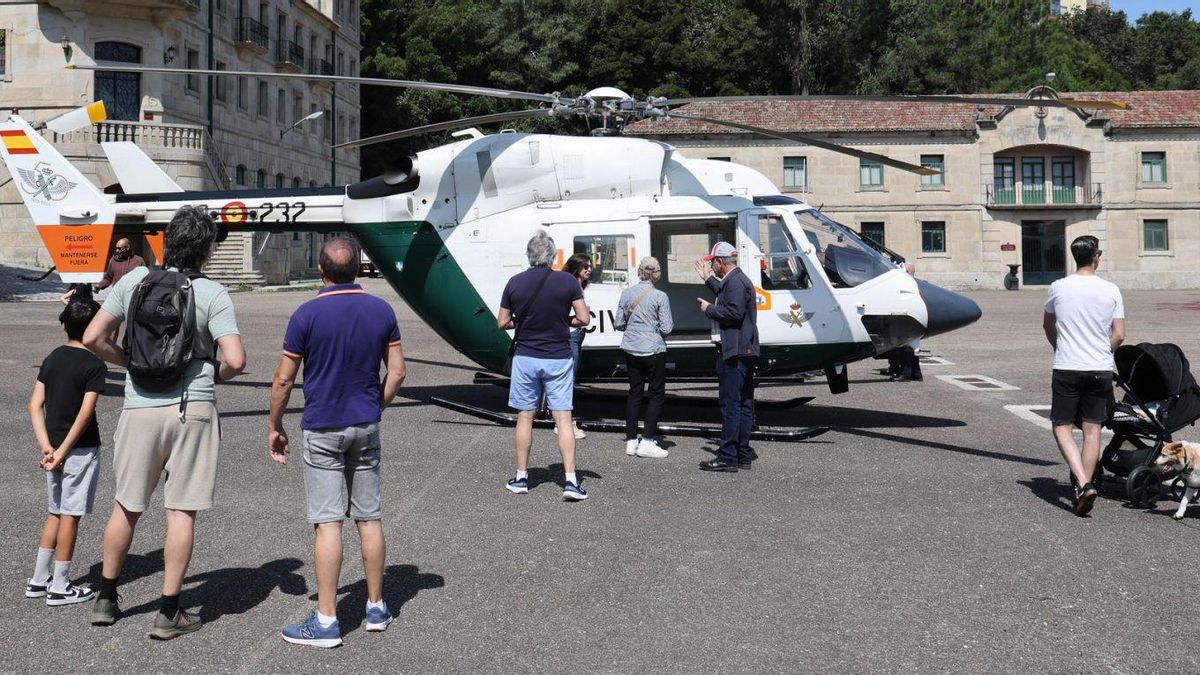 Helicóptero de la Guardia Civil este domingo en Teis.