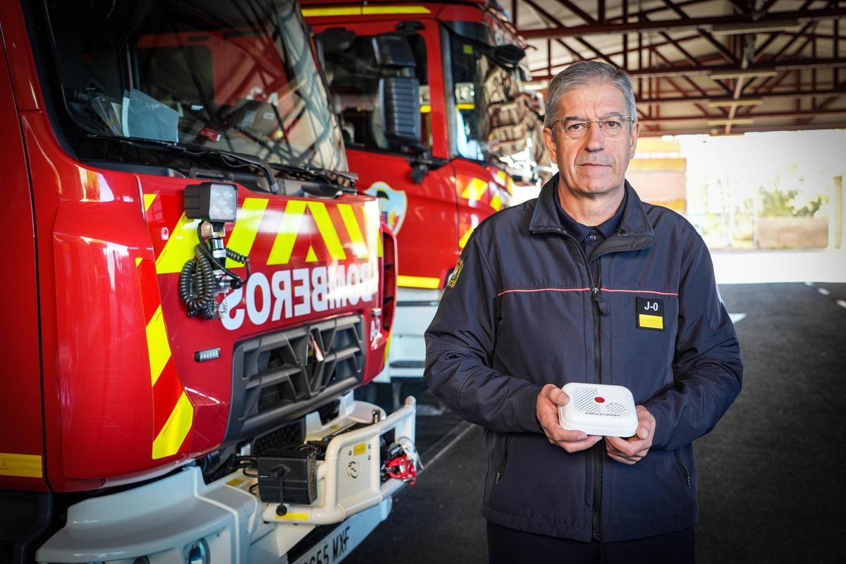 Basilio González, jefe del servicio de bomberos, sosteniendo un detector de humo