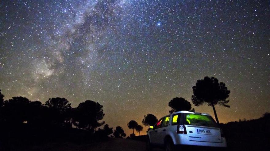 La certificación de Sierra Morena como Reserva y Destino Starlight acredita que apenas existe contaminación lumínica, más del 60% de sus noches están despejadas y la oscuridad de su cielo nocturno se equipara a la de muchos observatorios profesionales a nivel internacional.