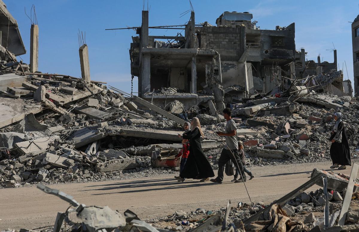 La mort continua present a Gaza malgrat la treva: atacs israelians, tones d’explosius sense detonar i fam