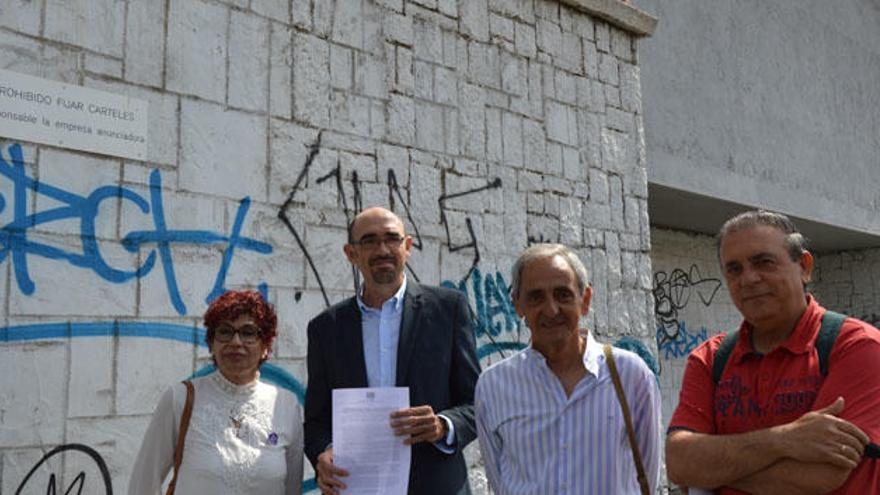 Eduardo Zorrilla, junto a miembros de la asociación de vecinos de El Palo.