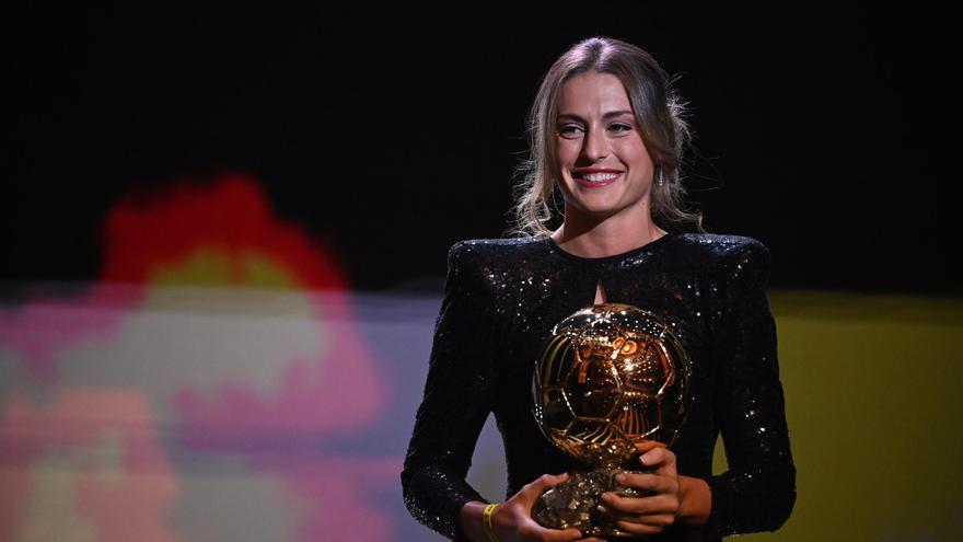 Alexia Putellas regresa a la concentración de la selección con el Balón de Oro en sus manos