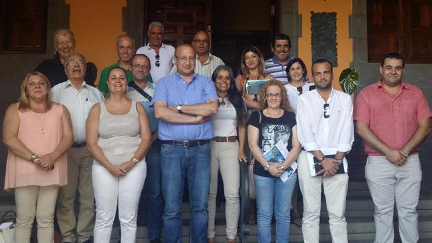 José Armengol con los representantes del grupo de gobierno ayer en la entrada del Ayuntamiento.