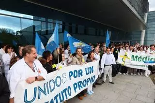 EN IMÁGENES: Así fue concentración a las puertas del HUCA por la huelga de médicos en Asturias