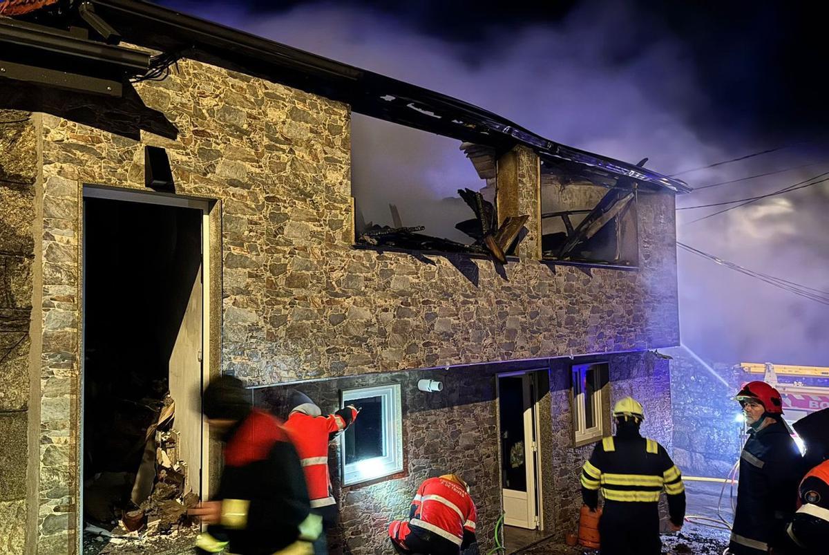 Los equipos trabajando en la vivienda durante la noche.