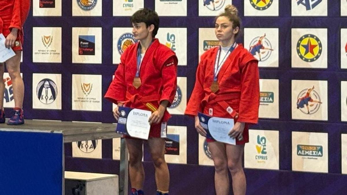 Carlota Prendes, a la izquierda, en el podio