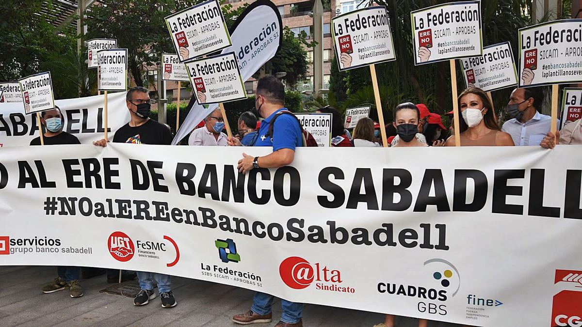 Protesta contra los 153 despidos del Sabadell
