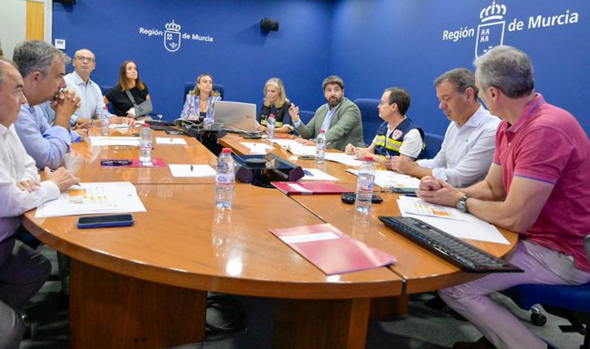 López Miras preside la reunión en el Centro de Coordinación de Emergencias ante la previsión de fuertes lluvias durante la madrugada y mañana del jueves