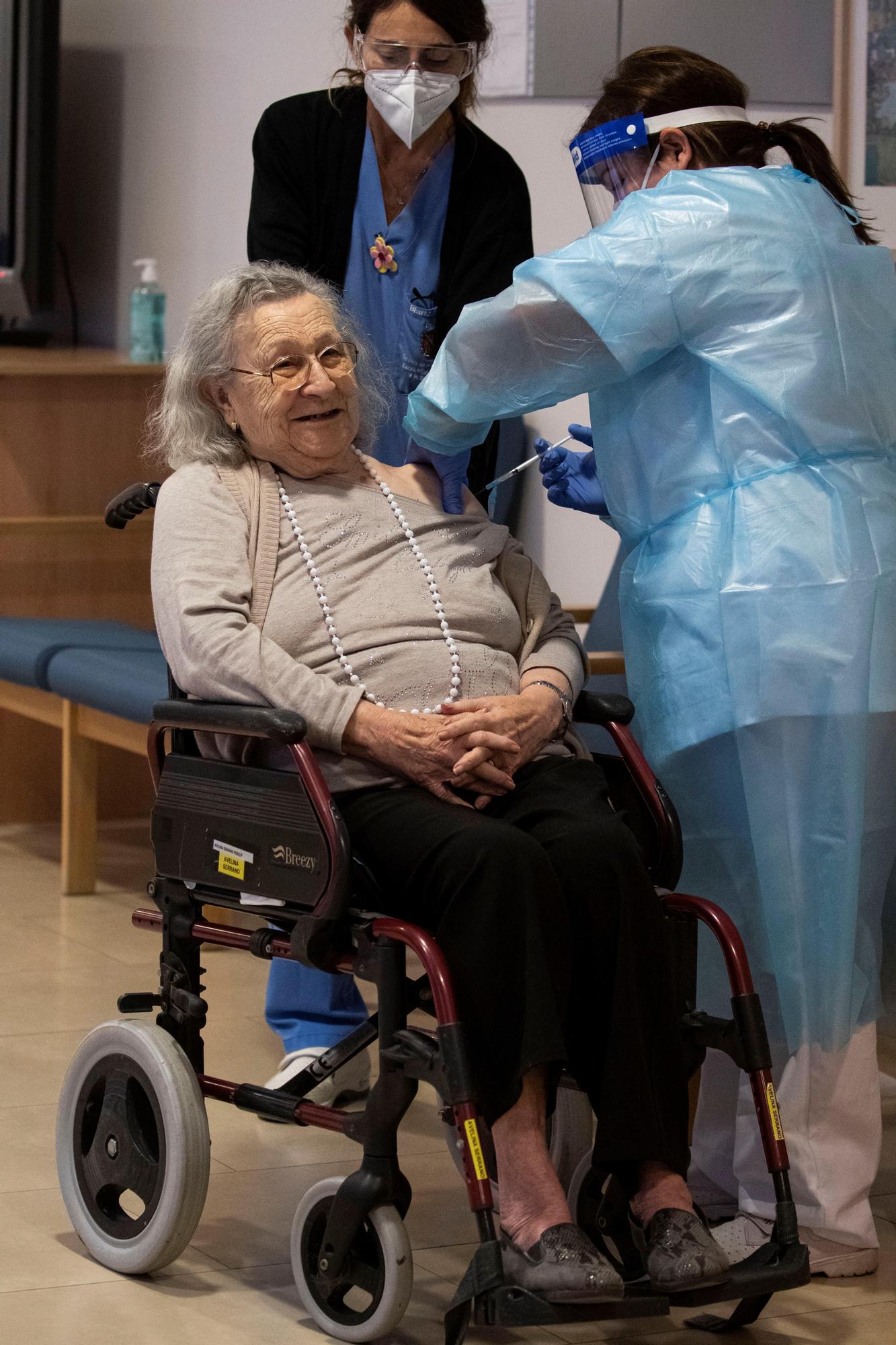 Avelina Serrano, de 94 años, primera vacunada contra la covid-19 en Baleares