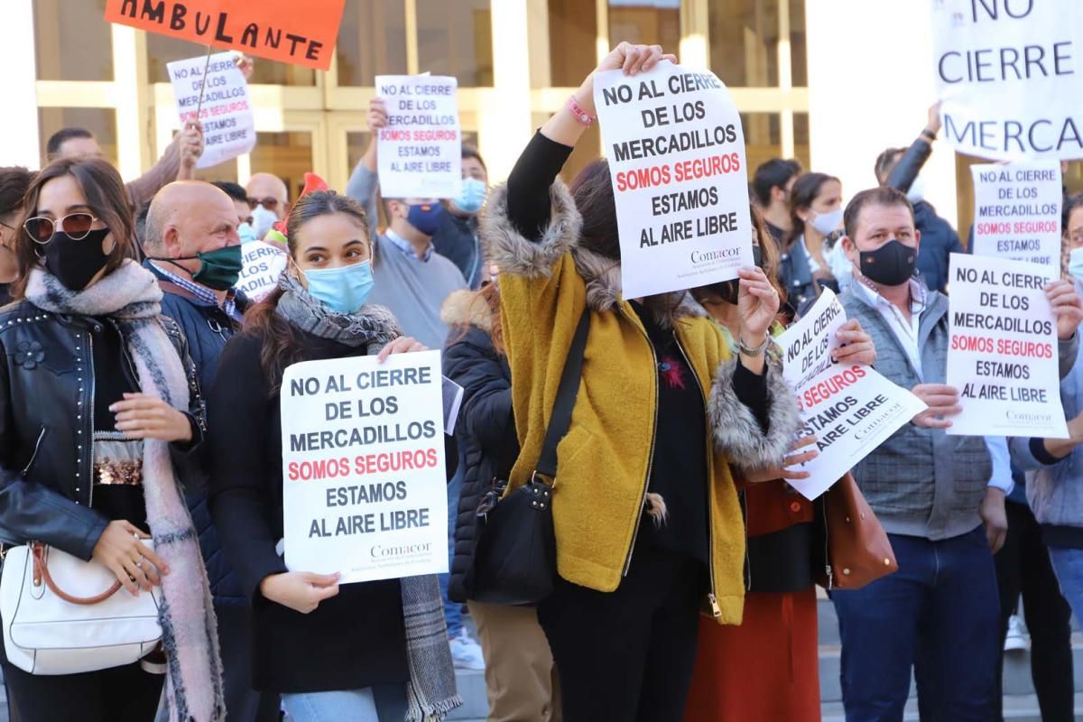 El comercio ambulante protesta ante el Ayuntamiento por el cierre de los mercadillos