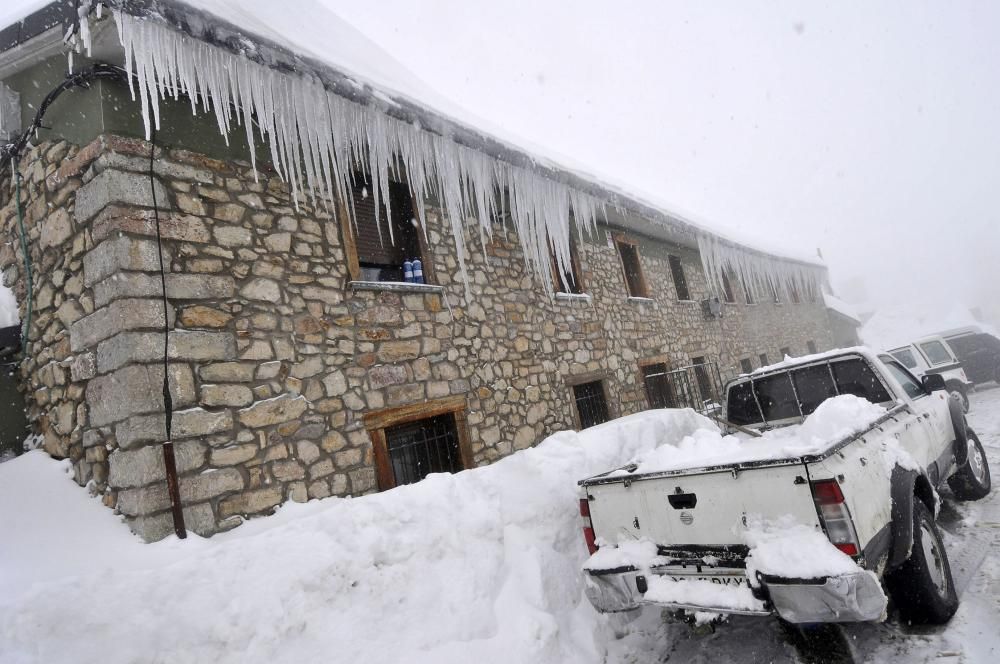 Temporal de nieve, este martes, en el puerto de Pajares