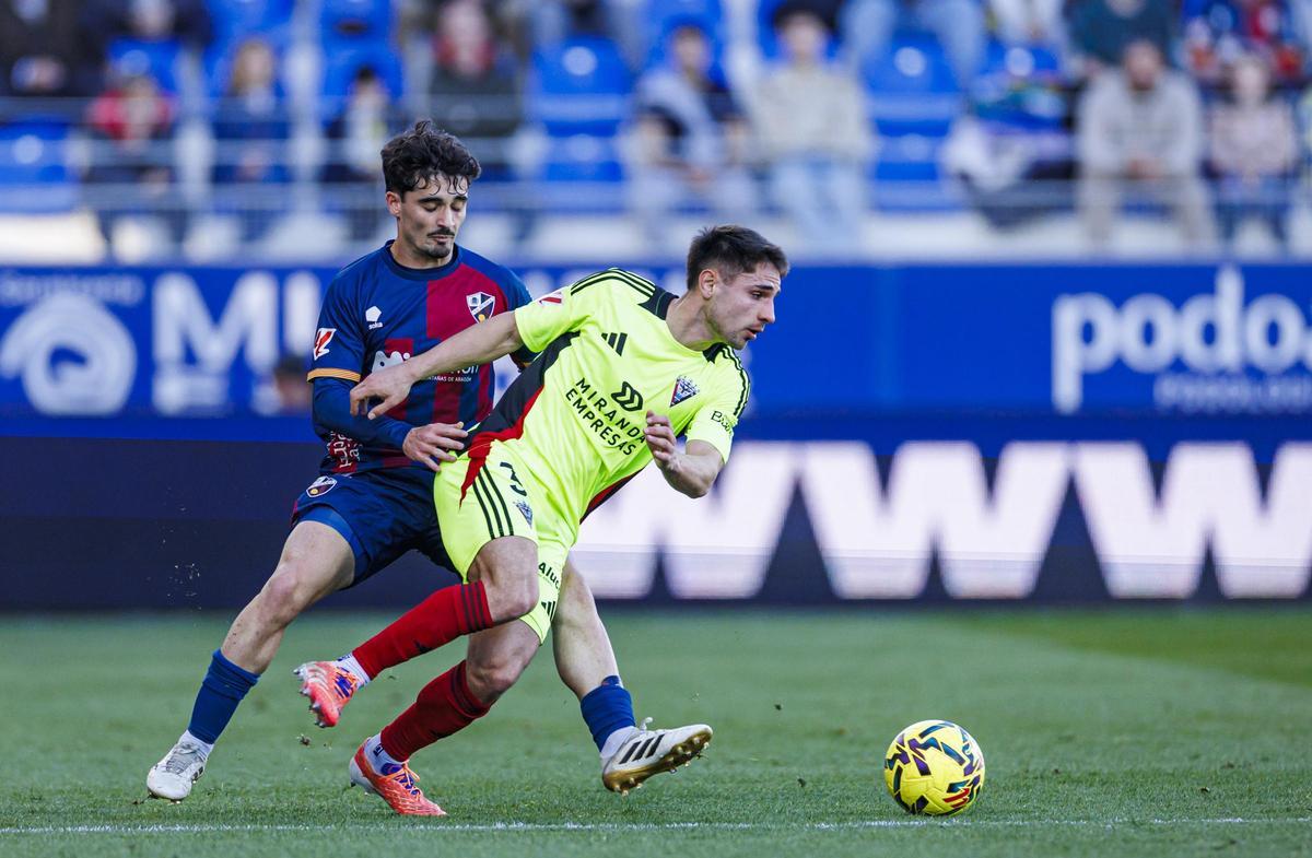 Javi Mier pelea con un rival durante el partido de este sábado.