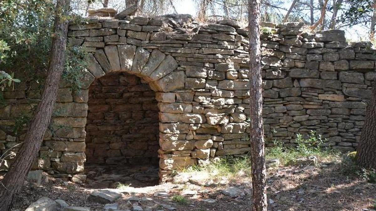 Aspecte general de la fortificació de Can Viladés, a Rajadell