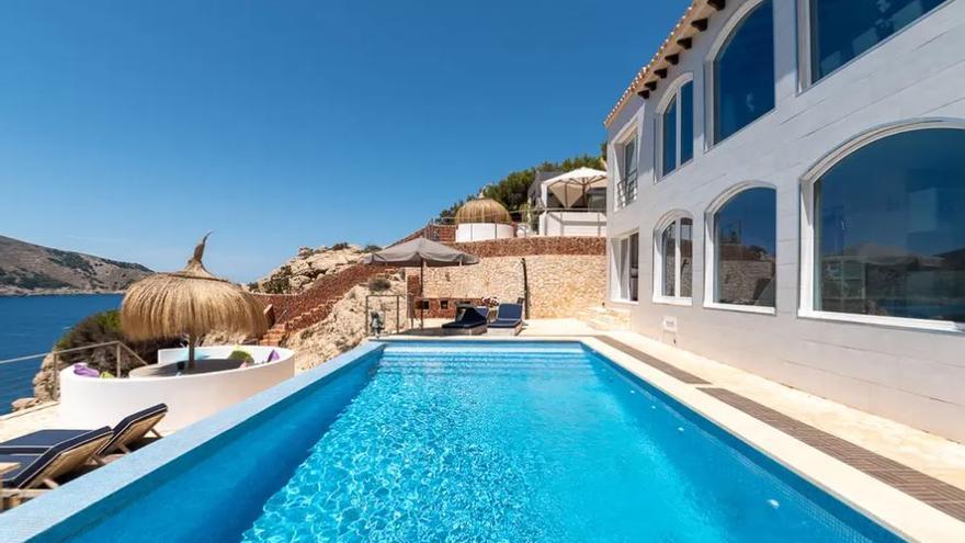 Pool mit Meerblick - So sieht es in der Villa aus, die &quot;Goodbye Deutschland&quot;-Auswanderer Steff Jerkel auf Mallorca verkaufen will