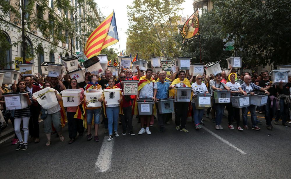 Milers de persones reivindiquen el mandat de l''1 d''octubre al centre de Barcelona