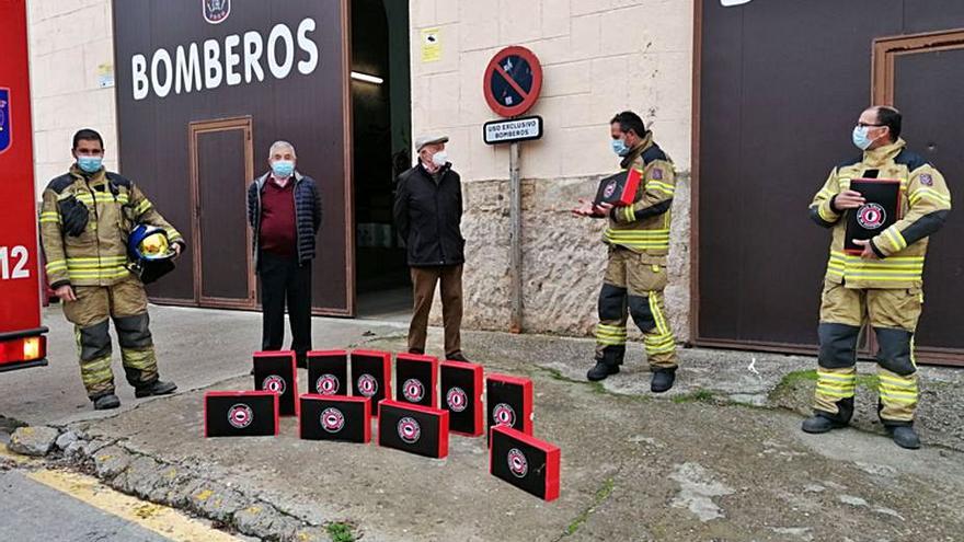 Responsables de la directiva entregan el detalle a los bomberos. | M. J. C.