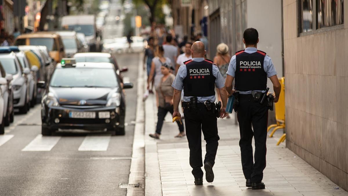 Una pareja de Mossos patrulla por una calle de Barcelona.