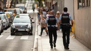 Una pareja de Mossos patrulla por una calle de Barcelona.