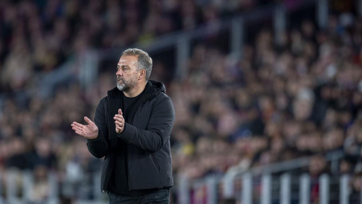 Hansi Flick animando a sus jugadores durante el partido de liga entre el FC Barcelona y el Athletic de Bilbao en el regreso al estadio del Camp Nou, todavía en obras y solamente con capacidad para 45.000 espectadores.