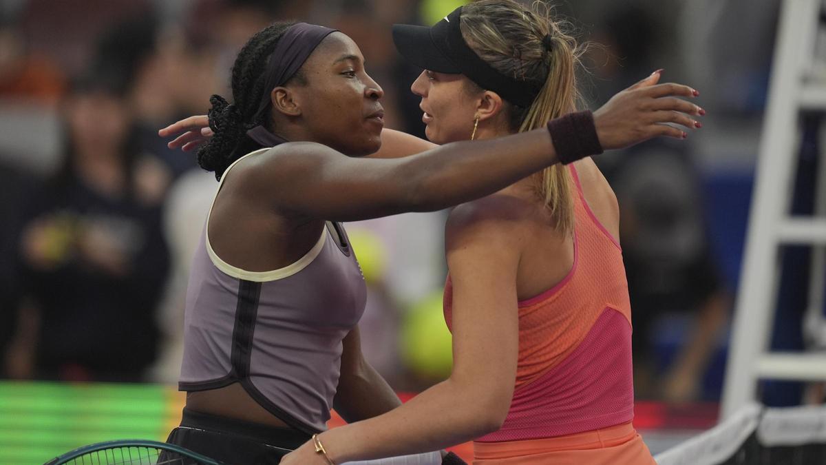 Paula Badosa felicita a Coco Gauff al término del partido.