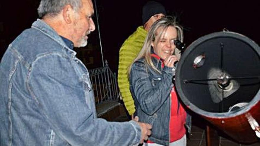 Una madre disfrutando de la observación de la luna.