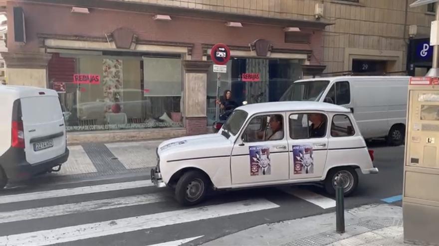 Primo de Rivera &#039;viaja&#039; en un Cuatro latas por Zaragoza con el &#039;Cara al sol&#039; de fondo