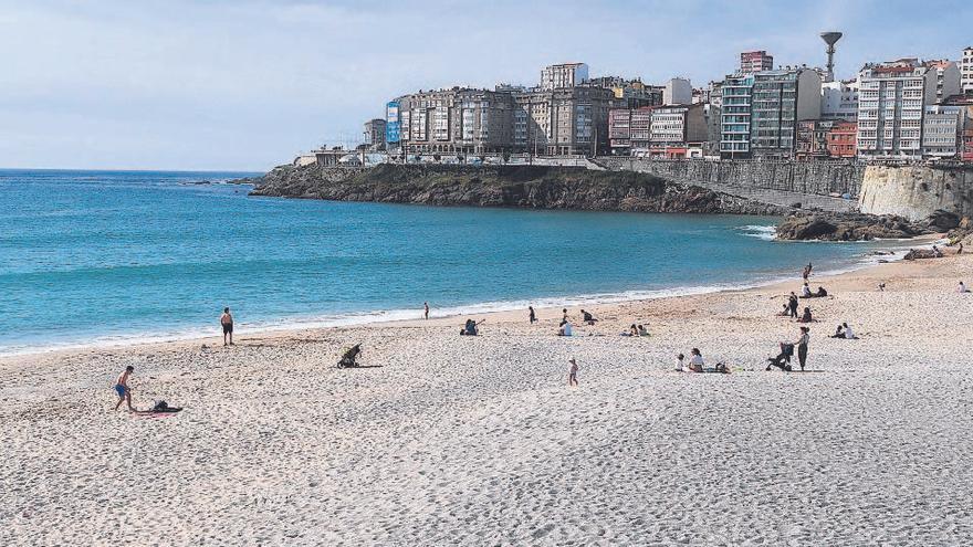 Varias personas en la playa del Orzán, el pasado jueves.