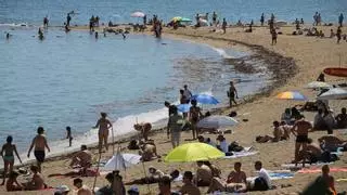 Dos turistas resultan heridos leves por arma blanca en un robo en una playa de Barcelona