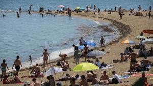 Bañistas en la playa del Somorrostro, en Barcelona.