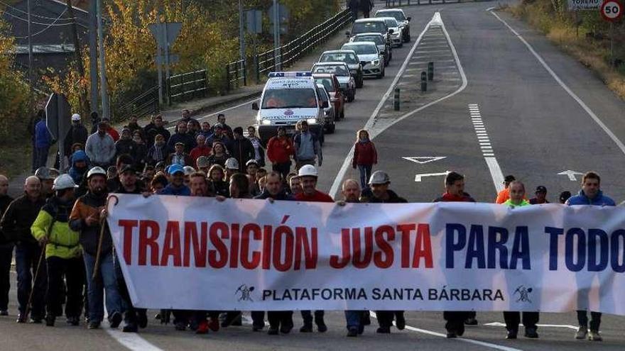 Los mineros participantes en la marcha, ayer, tras salir de la localidad leonesa de Toreno.