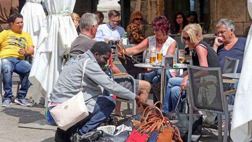 Numerosos turistas disfrutaron de la soleada jornada del viernes en el Casco Vello de Vigo. // Marta G. Brea