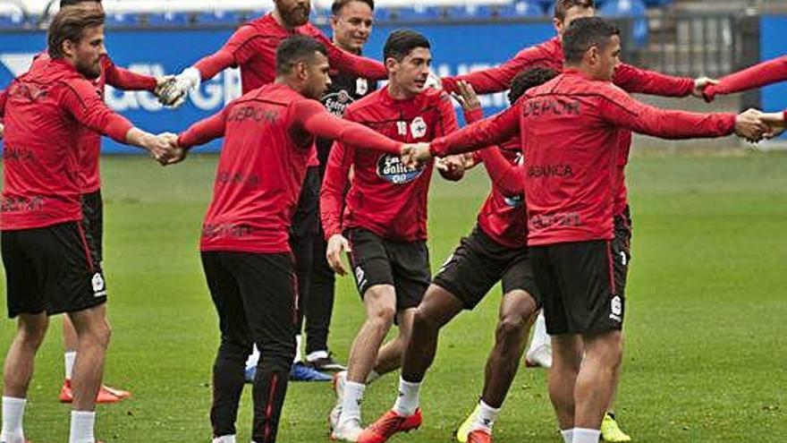 Carlos Fernández, en el centro, rodeado de sus compañeros ayer en el estadio de Riazor.