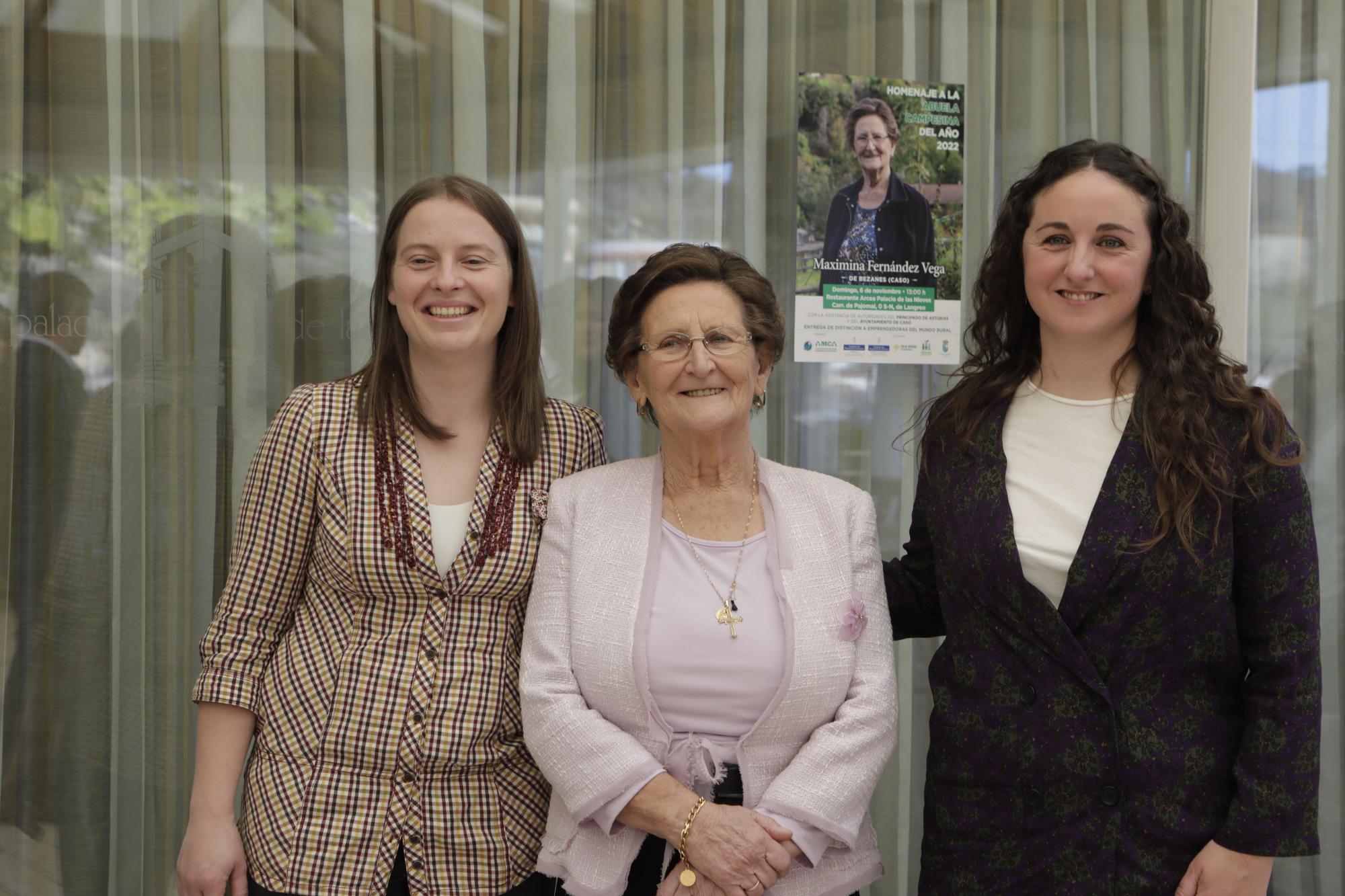 Entrega del premio "Abuela Campesina de Asturias" a la casina Maximina Fernández