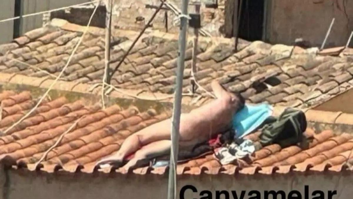 Desnudo en un tejado del Cabanyal