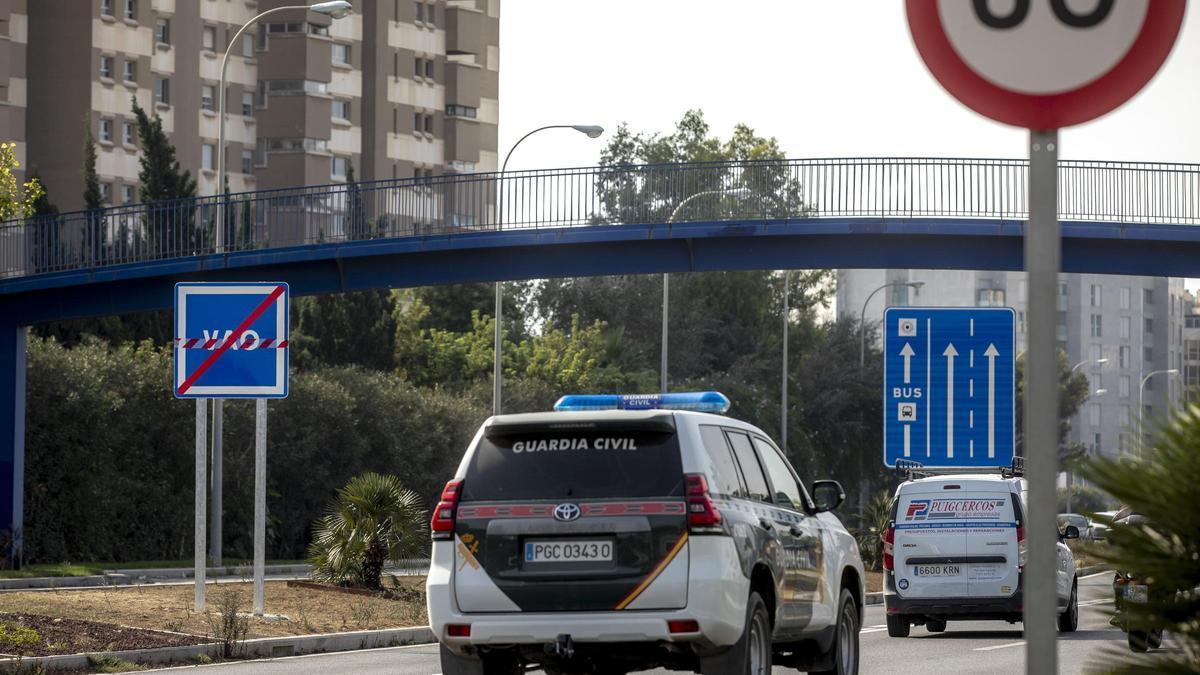 Imagen de archivo en la que se observa una patrulla de la Guardia Civil circulando junto al carril Bus-VAO.