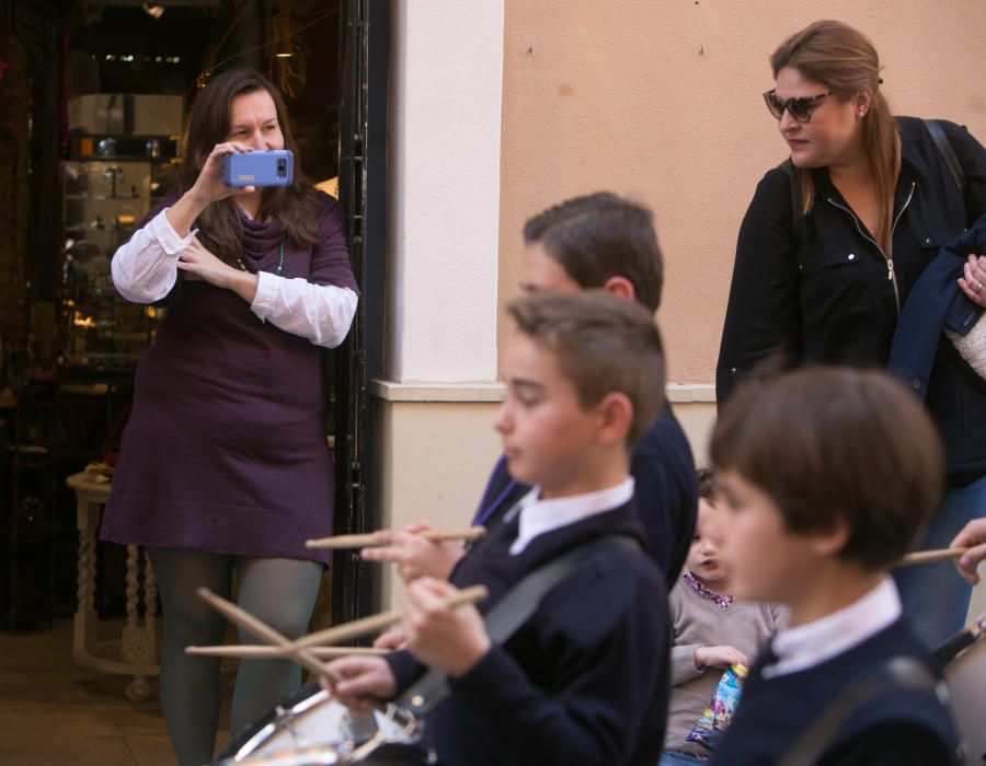 La plaza de Santa María se llena de unos 200 músicos para celebrar la Tamborrada